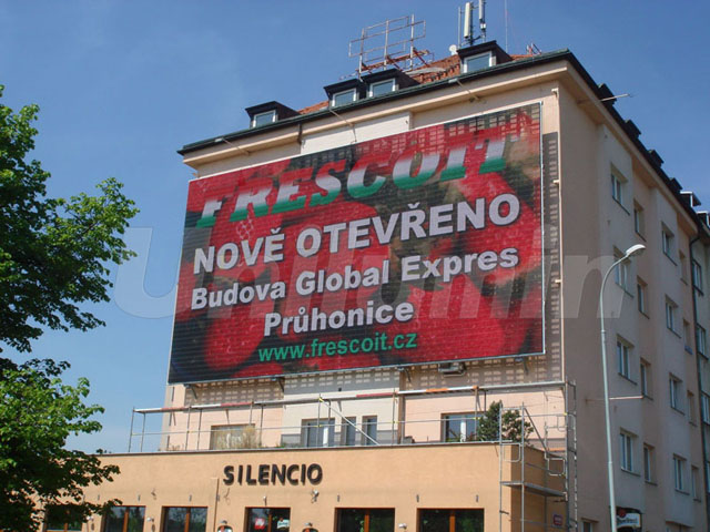 圖為:洲明科技捷克布拉格小云雀P25LED顯示屏格柵屏項目