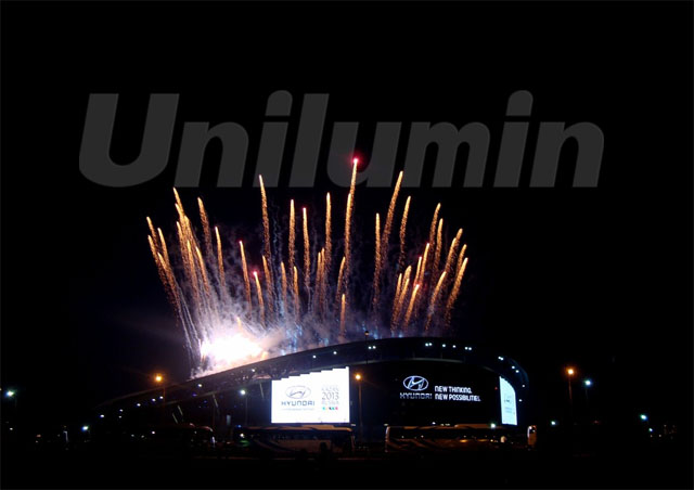 圖為:開幕式當天,主體育館外墻LED顯示屏及觀眾