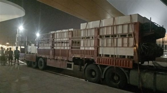 ▲加班加點(diǎn),連夜運(yùn)貨卸貨