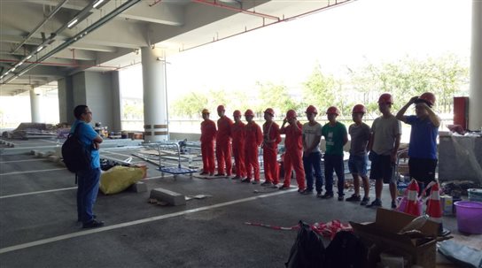 ▲無(wú)懼悶熱,齊心協(xié)力攻項(xiàng)目